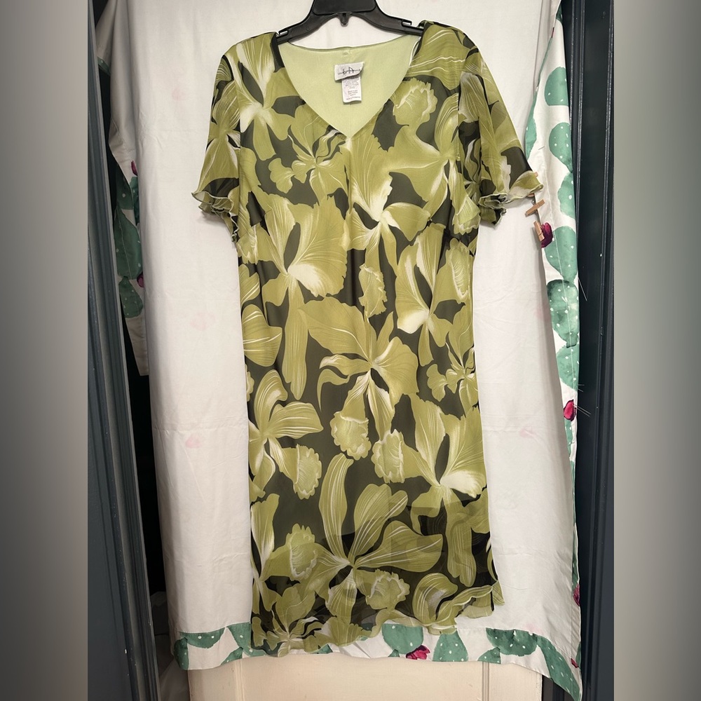 LA Los Angeles Woman Green Floral Dress Size 22.